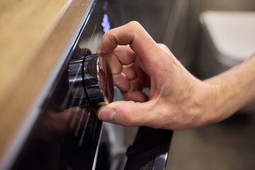 Obraz premium Individual Interacting with a Modern Washing Machines Control Panel for Efficient Laundry Tasks