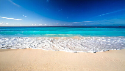 Obraz premium 美しい白い砂浜と柔らかな青い海の波。Beautiful white sand and soft blue ocean waves.