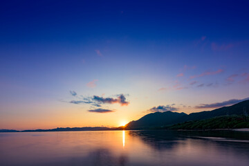  静かな海に映る幻想的な朝焼けの光景　石垣島の空と海