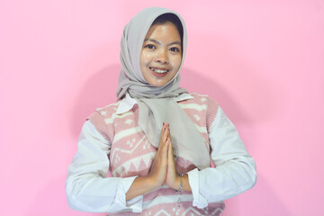 Fototapeta premium Asian Muslim woman gestures politely