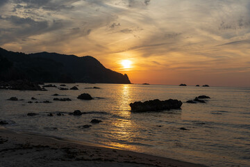 夕陽に輝く切浜海水浴場
