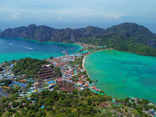 Le Phi Phi Islands, Thailandia, sono famose per le acque turchesi, le spiagge di sabbia bianca e i...