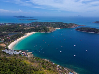 Phuket, Thailandia, è famosa per le sue spiagge paradisiache, la vivace vita notturna e le attività acquatiche. Un mix perfetto di relax, avventura e cultura, ideale per ogni tipo di viaggiatore.
