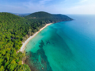 Le isole di Koh Rong e Koh Rong Samloem, in Cambogia, offrono spiagge di sabbia bianca, acque...