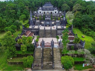 Il Mausoleo di Khai Dinh, vicino a Hue, Vietnam, è un'imponente fusione di stile vietnamita ed...