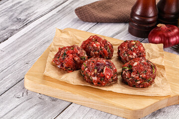 Raw beef meatballs for cooking