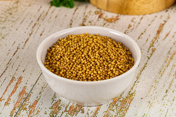 Dry mustard seeds in the bowl