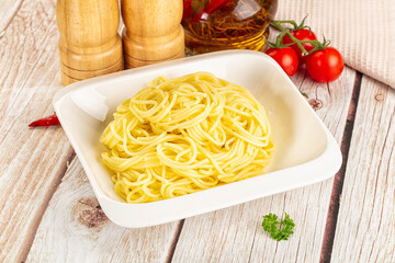 Boiled yellow egg noodles in the bowl
