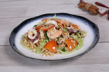 Stir-fried glass noodles with eggs