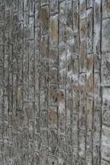 Un vieux mur voûté en pierre taillée, témoin silencieux du passé