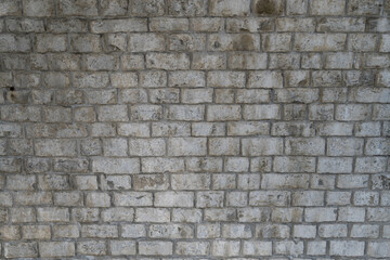 Un vieux mur voûté en pierre taillée, témoin silencieux du passé