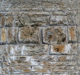 Un vieux mur voûté en pierre taillée, témoin silencieux du passé