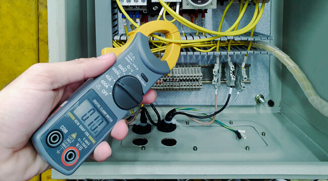 Digital current measurement device, Maintenence are checking the fault in breakdown machine