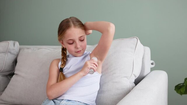 The child uses a ball deodorant. Sweat protection.
