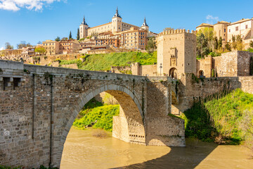 Fototapeta premium Alcazar of Toledo and Alcantara bridge over Tajo river, Madrid suburbs, Spain