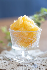 ガラスの器に盛った甘夏