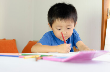 お絵かきする子供