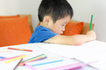 お絵かきする子供