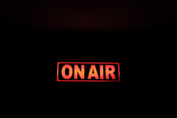 On Air. (Emission en cours). Inscription lumineuse devant la porte d'un studio d'enregistrement.
