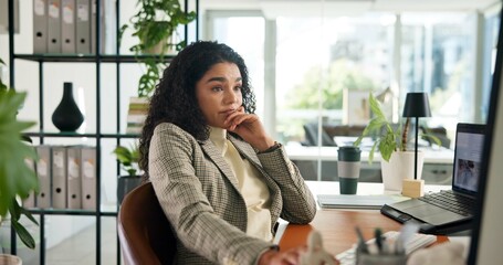 Obraz premium Business thinking and woman in office, computer and confused with planning, decision and online reading. Person, copywriting and journalist in workplace, pc and doubt with stress, solution and email