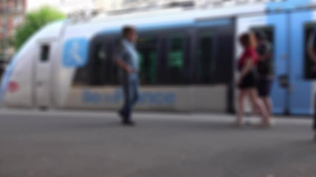 Vue floue ext&eacute;rieur sur le quai d'une gare