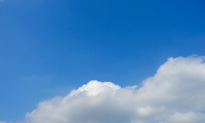 白い雲の上に広がる青空