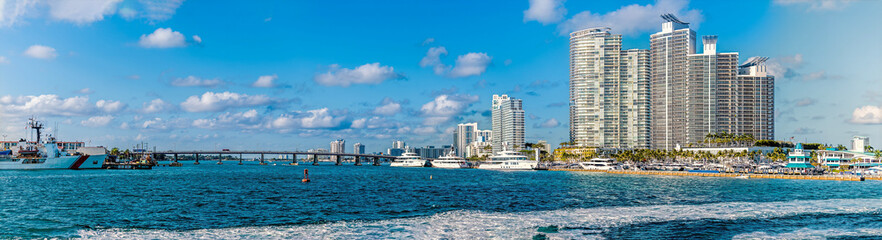 Fototapeta premium A panorama view towards the MacArthur Causeway Bridge in Miami in springtime