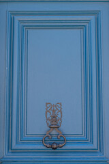Une belle porte toute bleu