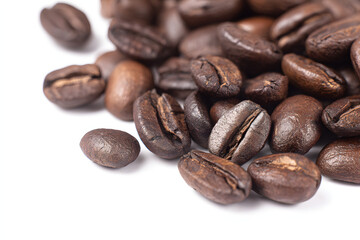 Obraz premium Freshly roasted coffee beans displayed on a clean surface ready for brewing a flavorful drink