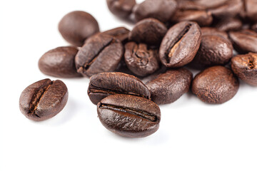 Obraz premium Freshly roasted coffee beans displayed on a clean surface ready for brewing a flavorful drink