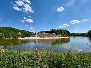 Sommerlicher Panorama-Blick auf das Kloster Weltenburg und den Donaudurchbruch
