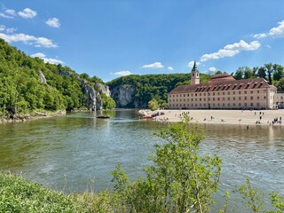 Sommerlicher Blick auf das Kloster Weltenburg und den Donaudurchbruch