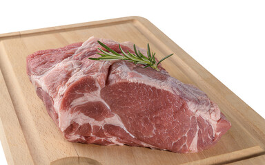morceau échine de porc sans os cru sur planche à découper