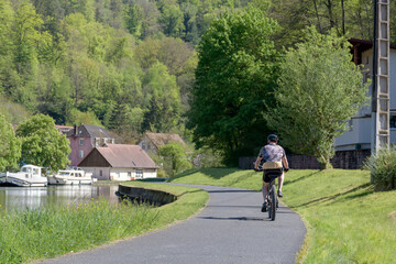 cycliste circulant le long du canal