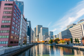 Obraz premium Osaka city skyline cityscape with Tosahori river and Nakanoshima sandbank.