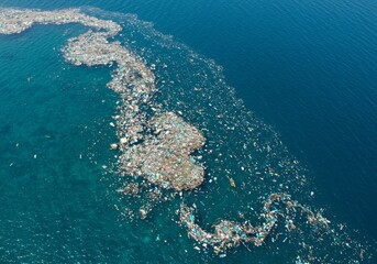 Obraz premium Aerial View of Plastic Waste Accumulation in Ocean