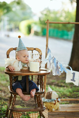 Boy crash his first smash cake in the park