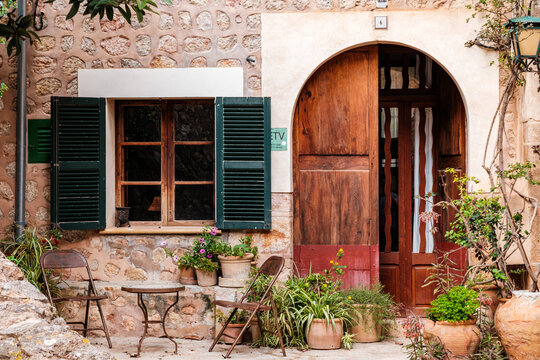 Fototapeta Porte et fenêtre, maison de pierre