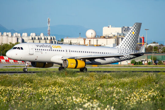 Avi&oacute;n de l&iacute;nea Airbus A320 de la aerol&iacute;nea de bajo coste Vueling Airlines aterrizando en el aeropuerto de M&aacute;laga Costa del Sol.