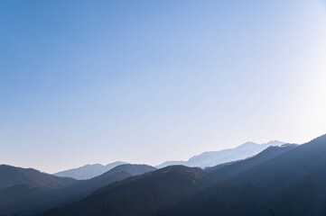 夕日が沈む頃の山岳風景