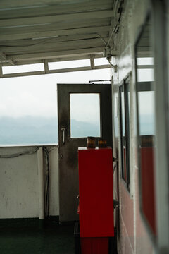Vistas desde el interior del ferry hacia la costa de Java, Bali