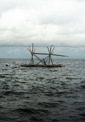 Barca de palos de madera para pesca en el mar, Bali, Indonesia