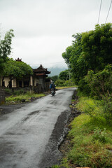 Moto en carretera de pueblo, Bali, Indonesia