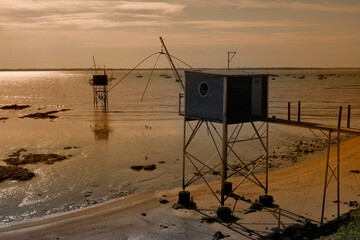 pêcheries à Saint-Nazaire au soleil couchant