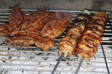 Schaschlik und Schweinesteaks gegrillt.