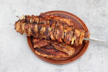 Schaschlik und Schweinesteaks gegrillt.