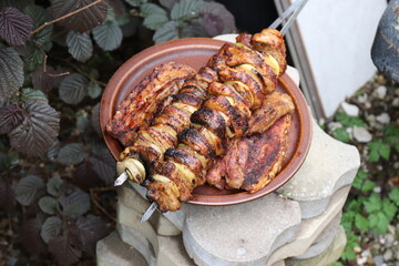 Schaschlik und Schweinesteaks gegrillt.