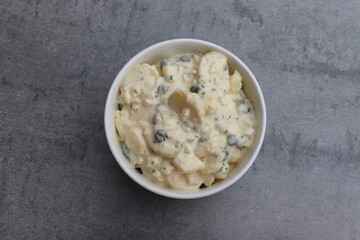 Kartoffelsalat mit Mayo, Kapern und Ei.