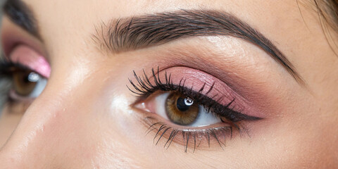Obraz premium Pink Eyeshadow Enhances Eyes in Stunning Close-Up