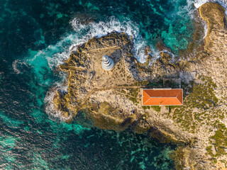 Faro de En Pou, en el islote des Porcs frente a Espalmador​, Formentera, Islas Baleares
